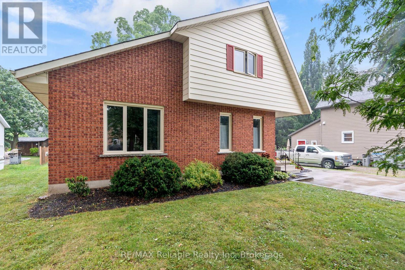 88 East William Street, Huron East, Ontario  N0K 1W0 - Photo 4 - X12355389
