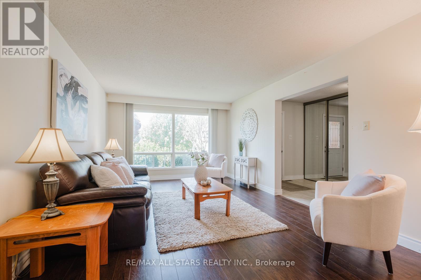 45 Wellpark Boulevard, Toronto, Ontario  M1V 1A6 - Photo 5 - E12355326