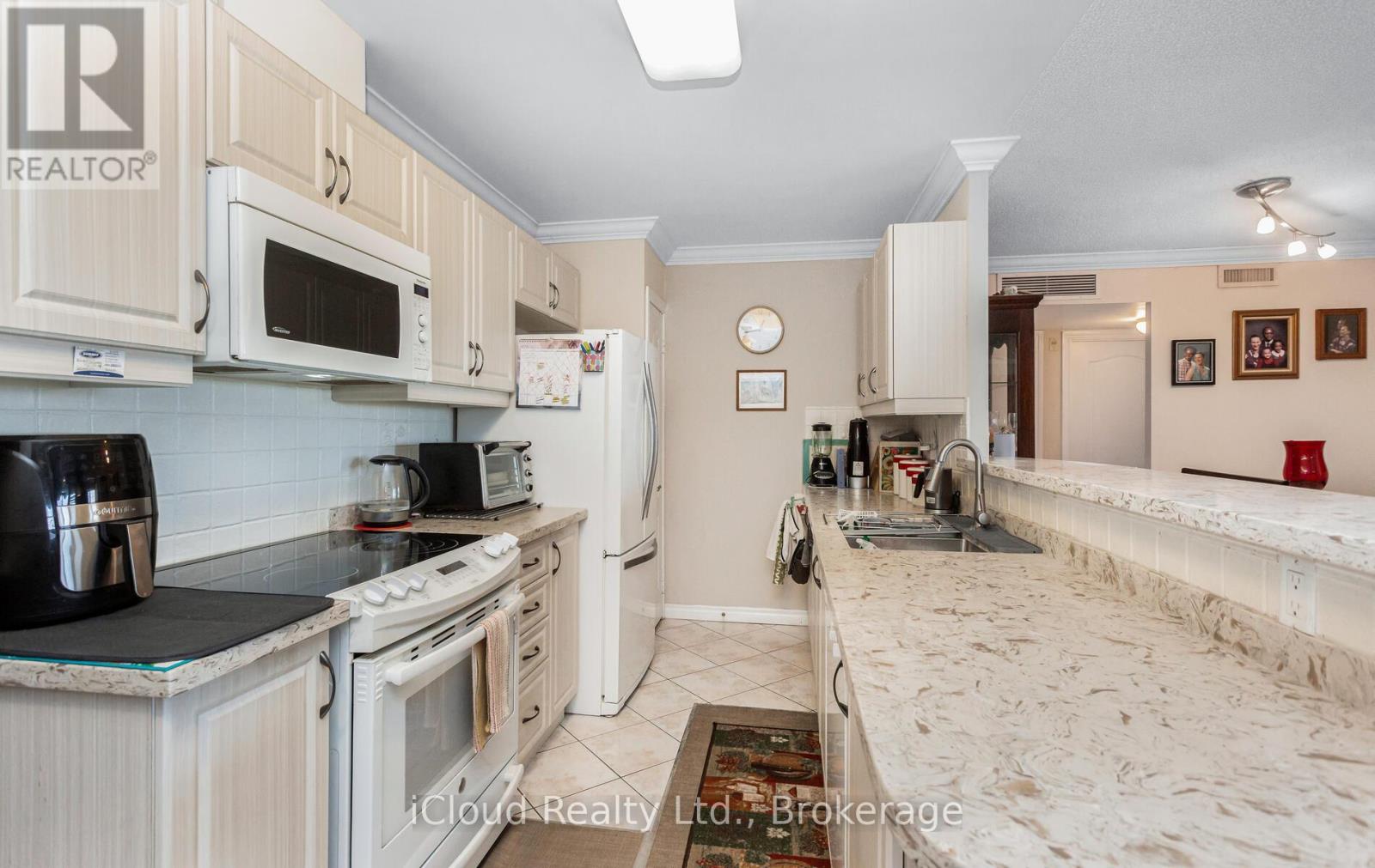 606 - 10 Dayspring Circle, Brampton (Goreway Drive Corridor), Ontario  L6P 1B9 - Photo 14 - W12341154