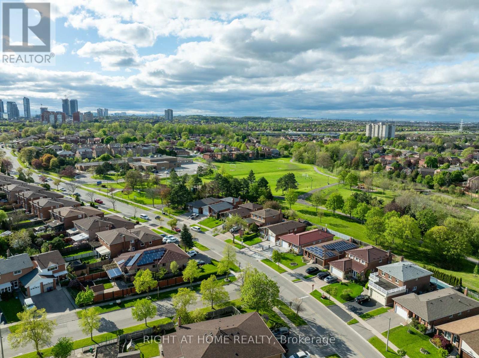 208 Meadows Boulevard, Mississauga, Ontario  L4Z 1J9 - Photo 33 - W12355374