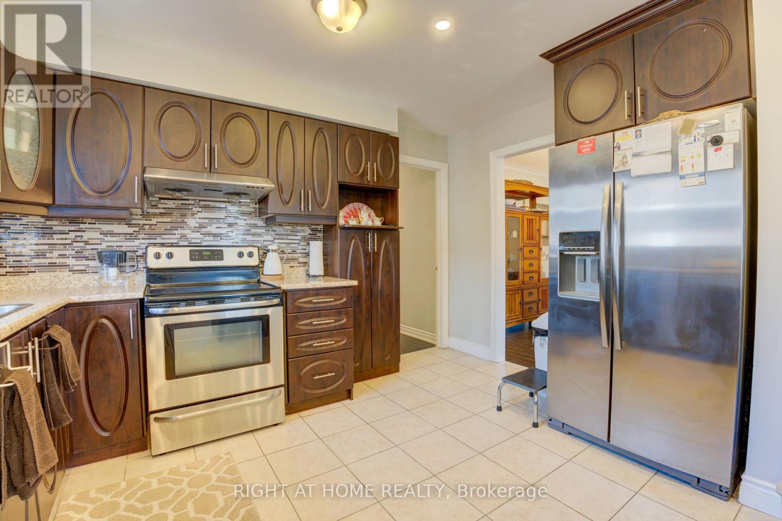 208 Meadows Boulevard, Mississauga, Ontario  L4Z 1J9 - Photo 8 - W12355374