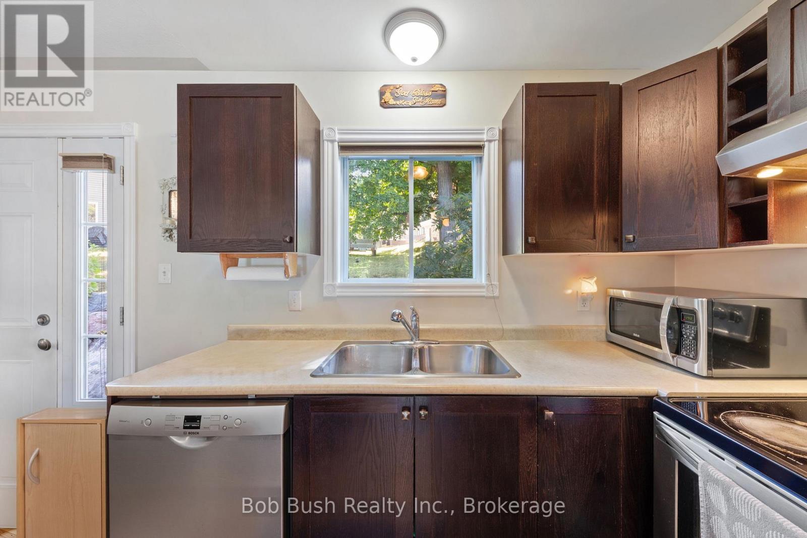 21 Church Street, Penetanguishene, Ontario  L9M 1A9 - Photo 23 - S12355433