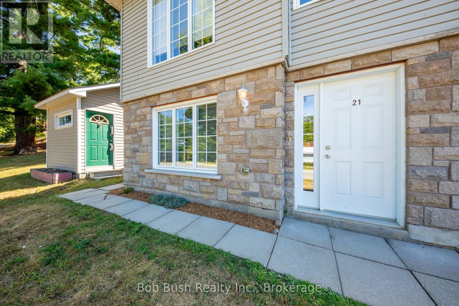 21 Church Street, Penetanguishene, Ontario  L9M 1A9 - Photo 4 - S12355433
