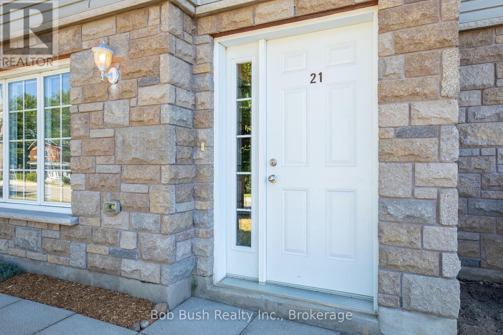 21 Church Street, Penetanguishene, Ontario  L9M 1A9 - Photo 5 - S12355433
