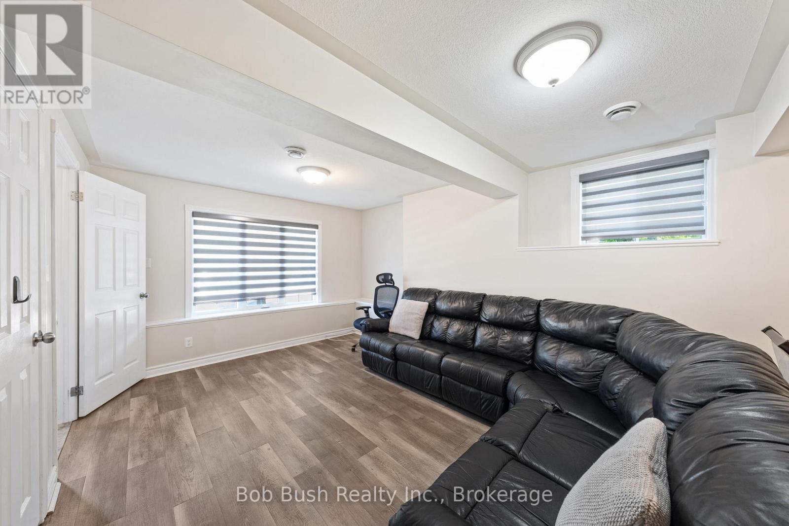 21 Church Street, Penetanguishene, Ontario  L9M 1A9 - Photo 8 - S12355433