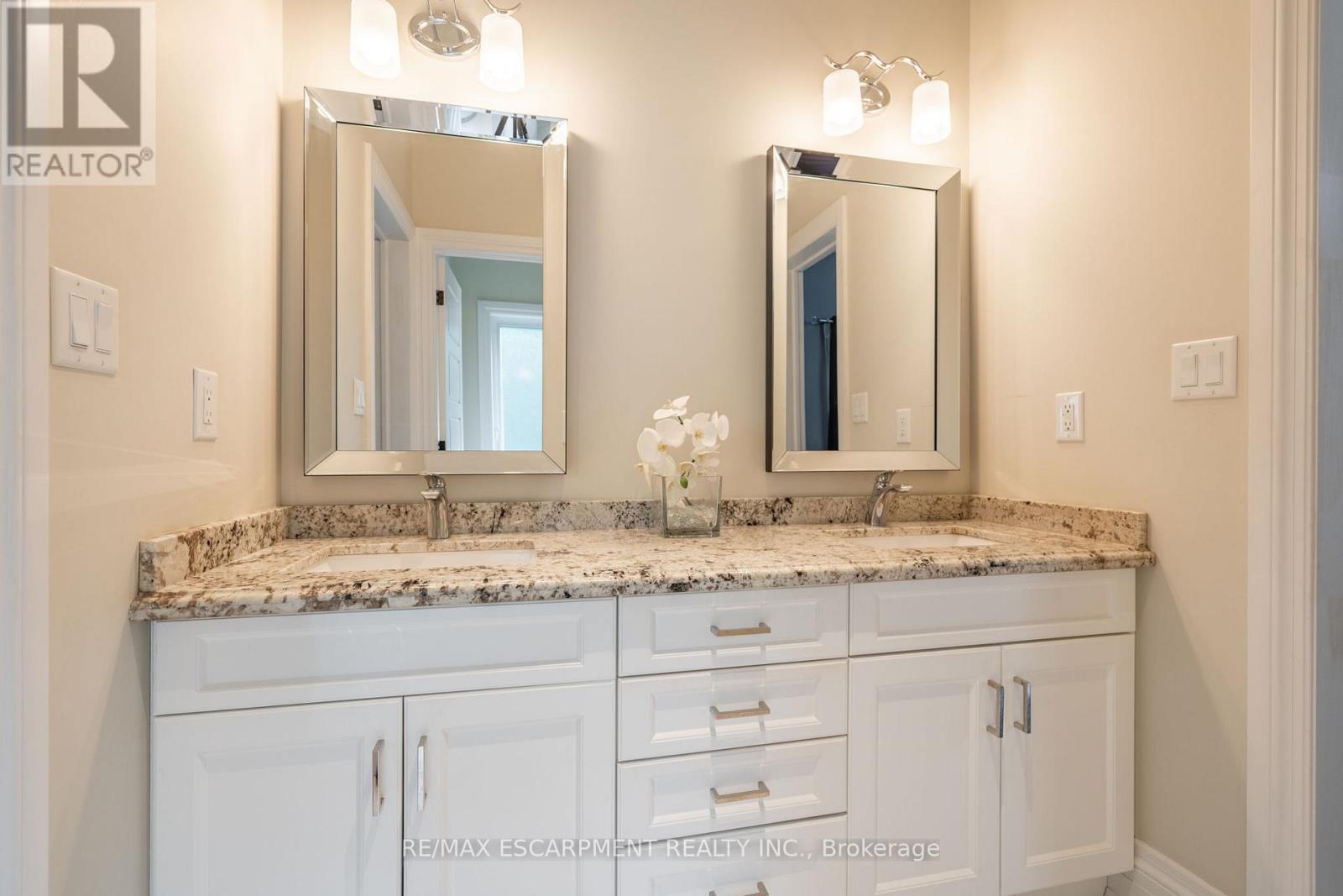979 Garden Lane, Hamilton, Ontario  L8B 1P2 - Photo 16 - X12355361
