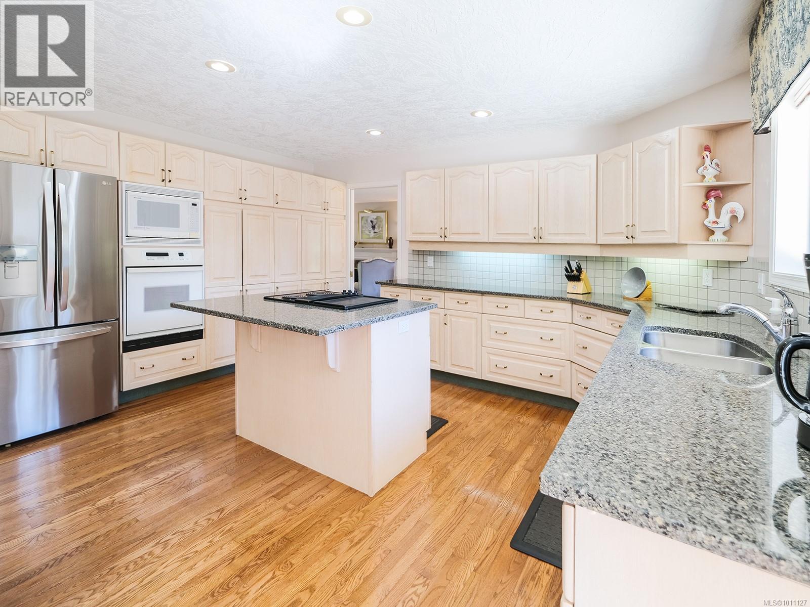 Property at 3639 Farnsworth Rd image 3