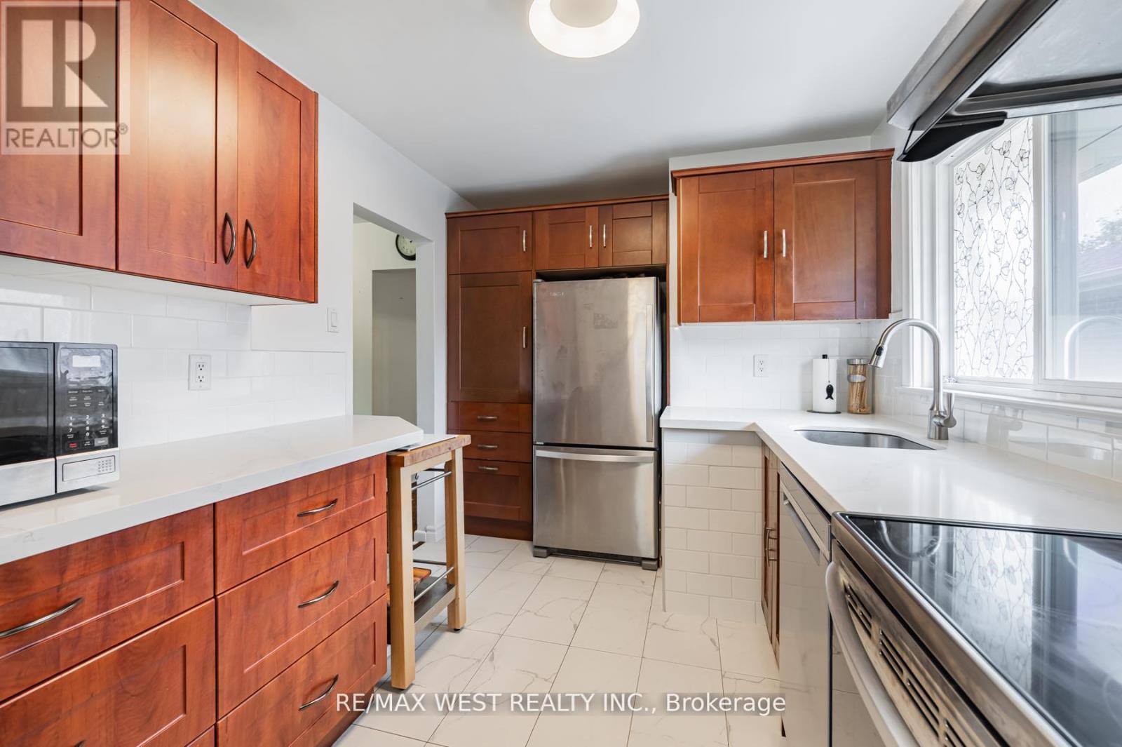 Property at 54 MEDLEY CRESCENT image 2
