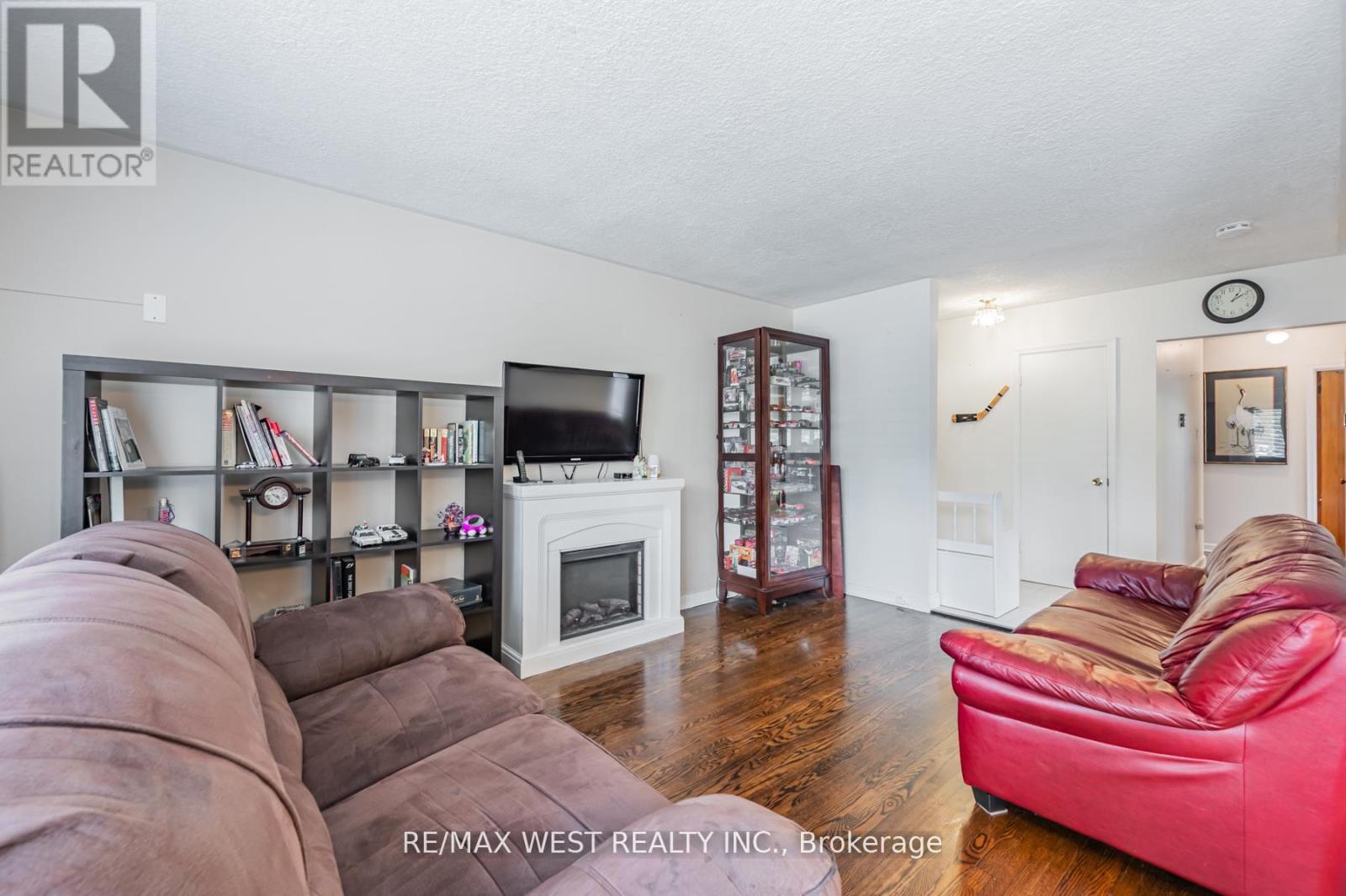 Property at 54 MEDLEY CRESCENT image 3