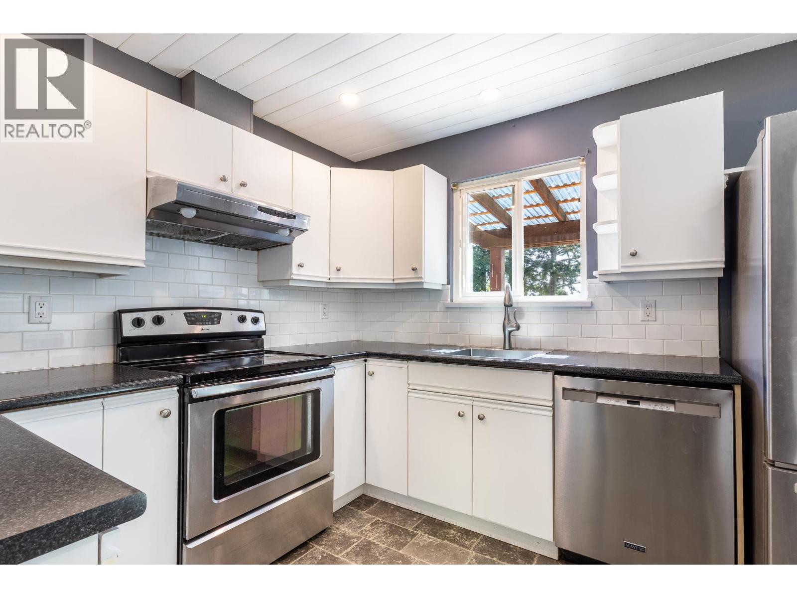 801 Reed Road, Gibsons, British Columbia  V0N 1V7 - Photo 11 - R3039052