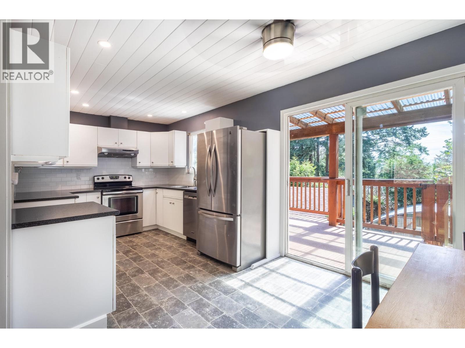 801 Reed Road, Gibsons, British Columbia  V0N 1V7 - Photo 12 - R3039052