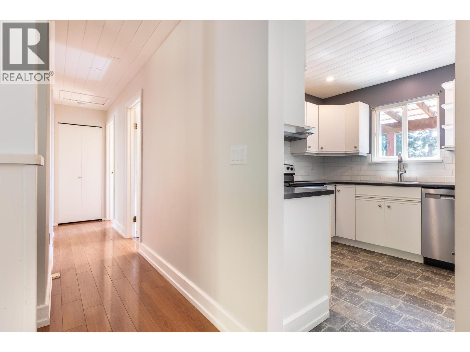 801 Reed Road, Gibsons, British Columbia  V0N 1V7 - Photo 15 - R3039052