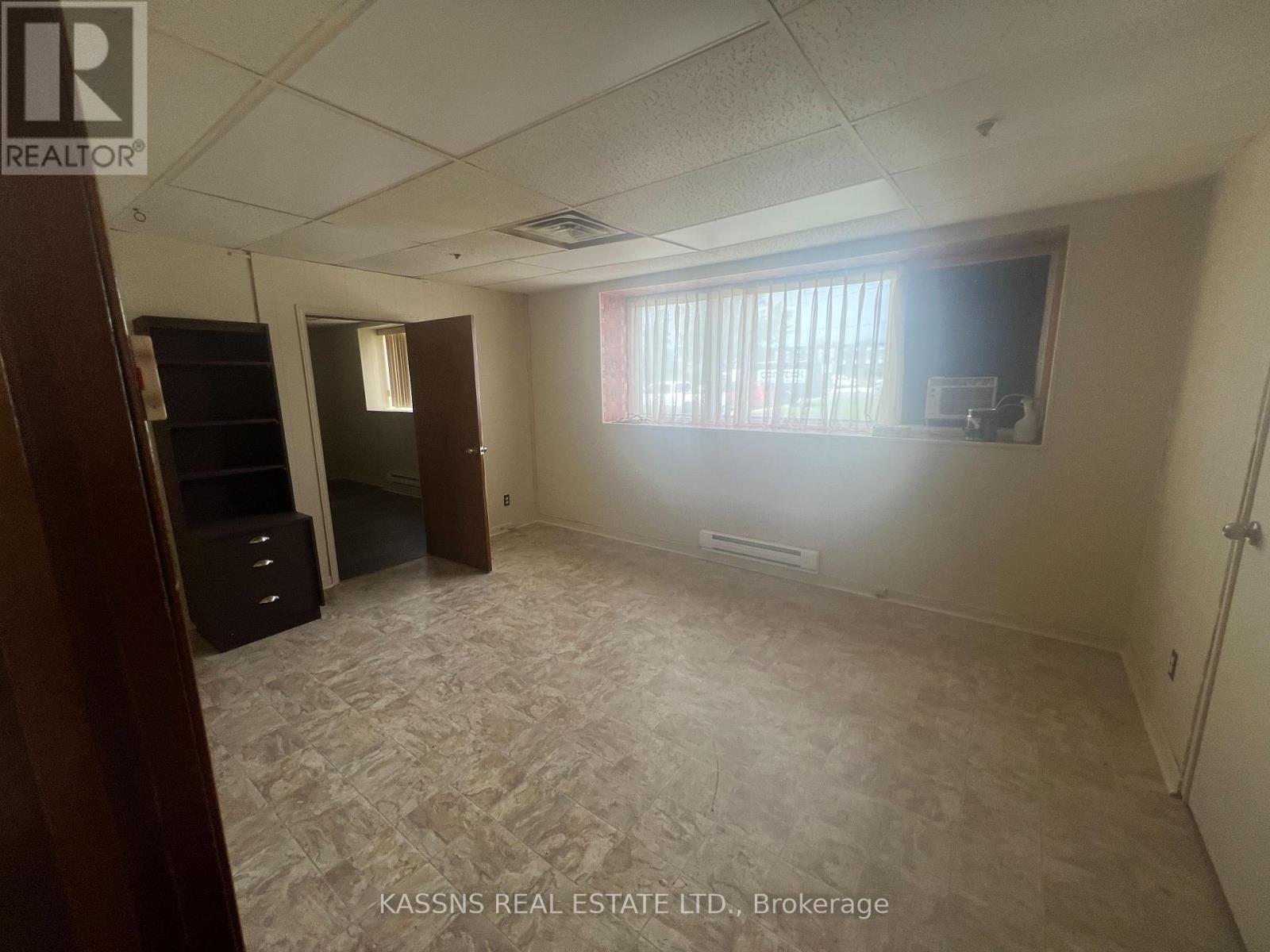 37 Mill Street West, Chatham-Kent, Ontario  N0P 2L0 - Photo 7 - X12355528