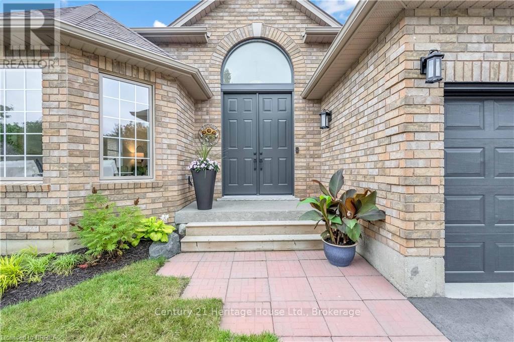 29 Casson Lane, Brantford, Ontario  N3R 7Z5 - Photo 3 - X12355671