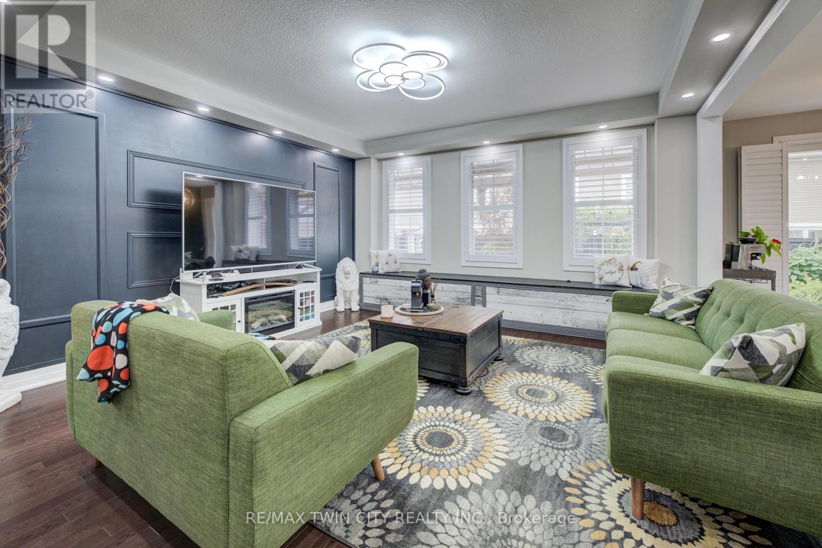 Property at 39 WANNAMAKER CRESCENT image 3