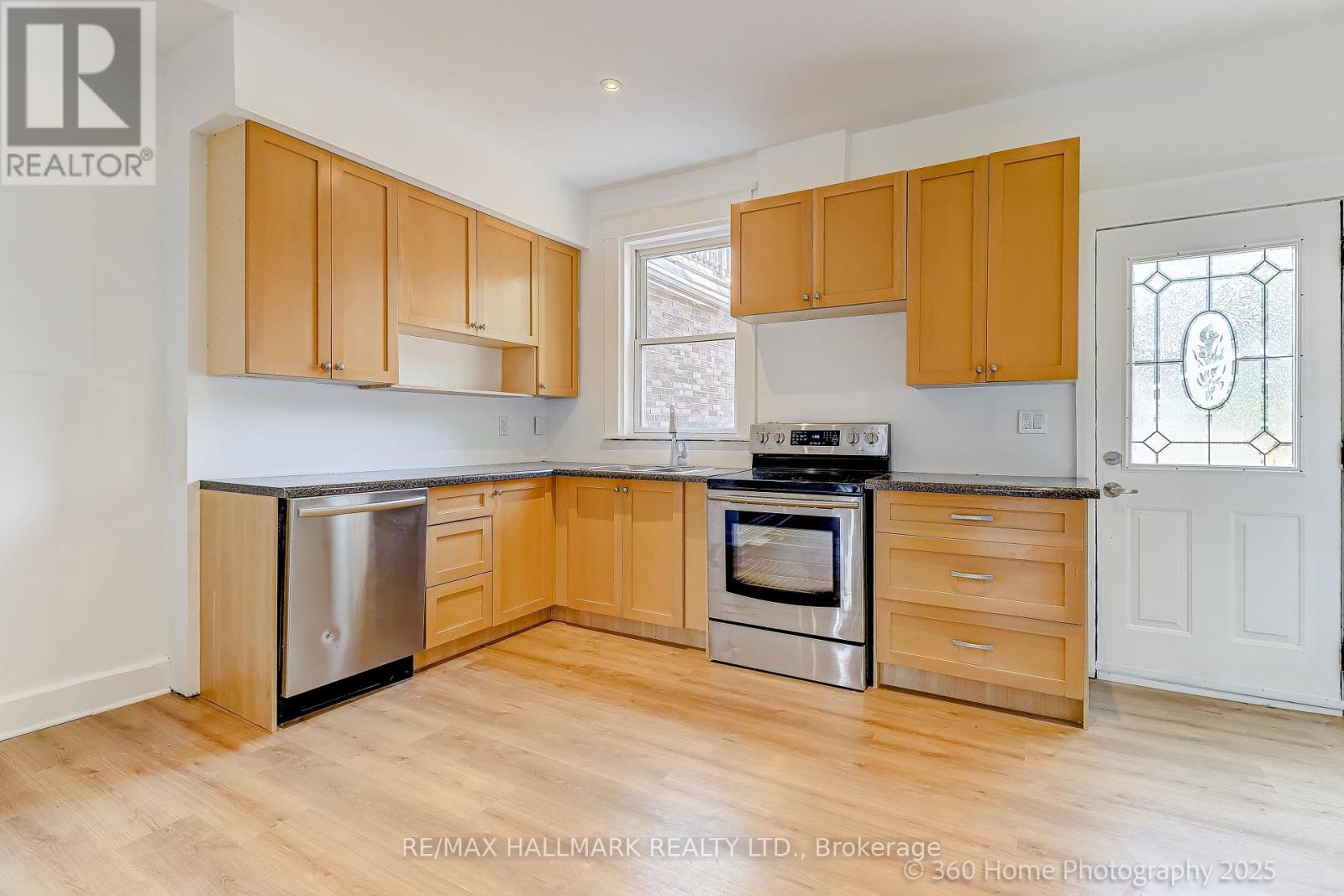 18 Conway Avenue, Toronto, Ontario  M6E 1H2 - Photo 11 - C12355752