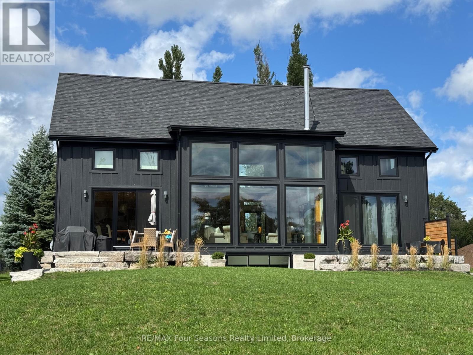 113 Slabtown Road W, Blue Mountains, Ontario  N0H 1J0 - Photo 2 - X12119141