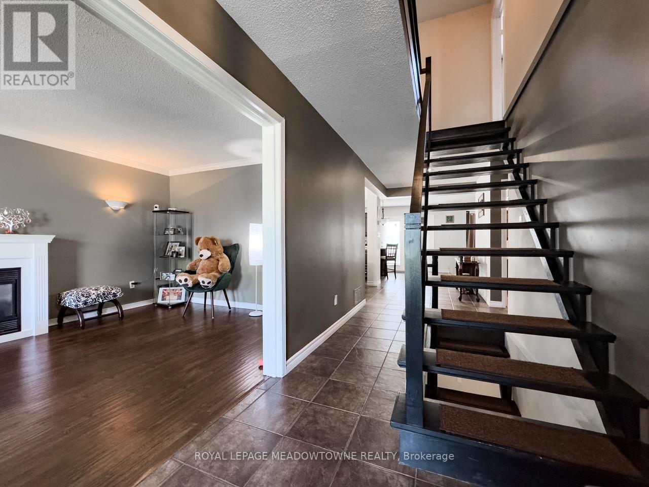 Property at 18 COTSWOLD COURT image 5