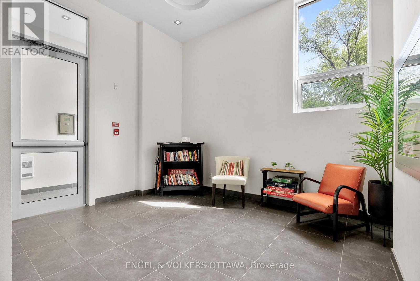106 - 390 Booth Street, Ottawa, Ontario  K1R 7K6 - Photo 3 - X12355856