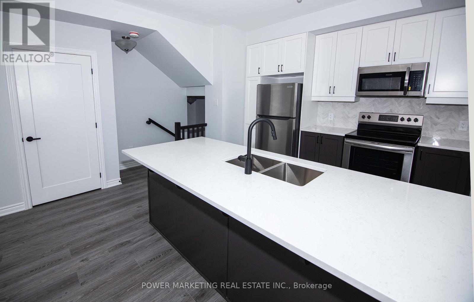 533 Takamose Private, Ottawa, Ontario  K1K 5A5 - Photo 6 - X12355859