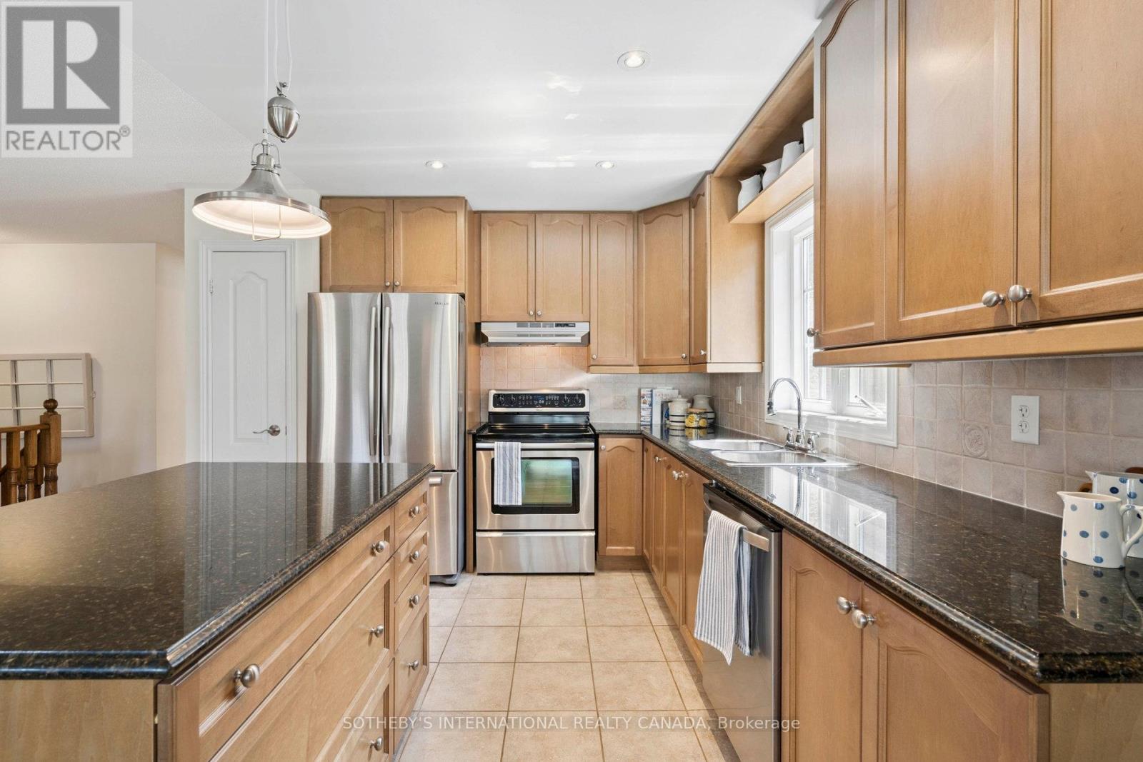 12 Fairvalley Street, Brampton (Sandringham-Wellington), Ontario  L6R 0S3 - Photo 11 - W12355817