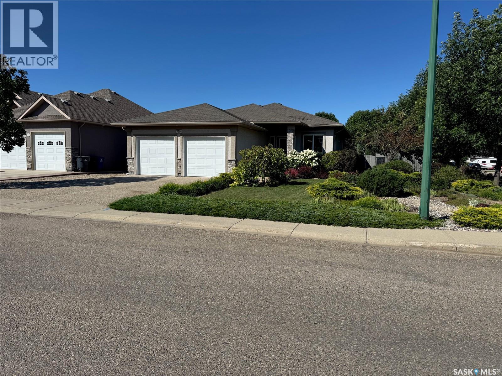 739 18th Street, Weyburn, Saskatchewan  S4H 3M2 - Photo 2 - SK016208