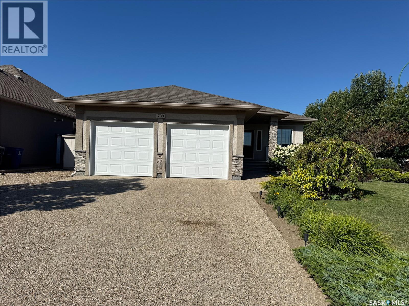 739 18th Street, Weyburn, Saskatchewan  S4H 3M2 - Photo 3 - SK016208