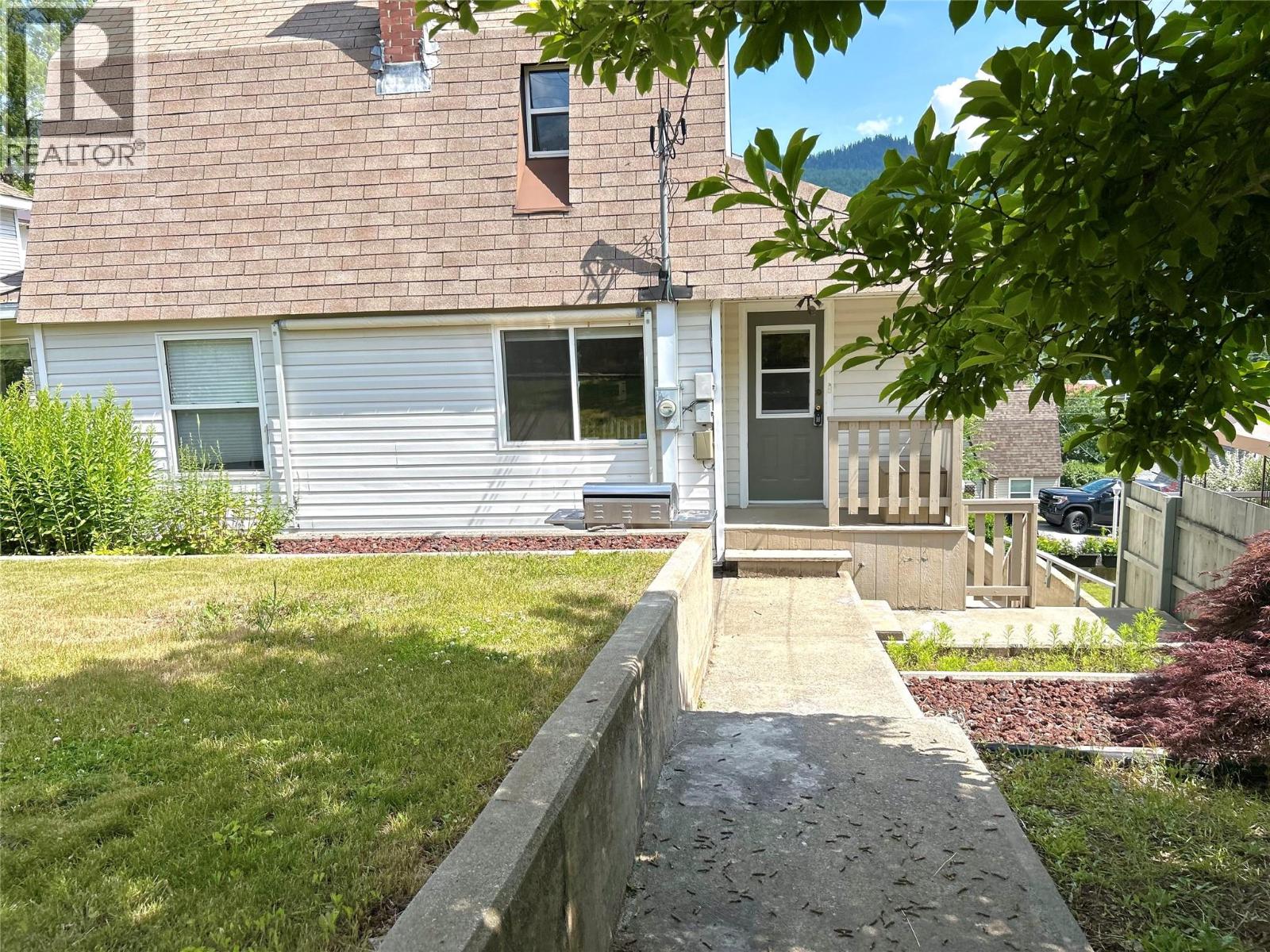 Property at 715 Shakespeare Street image 2
