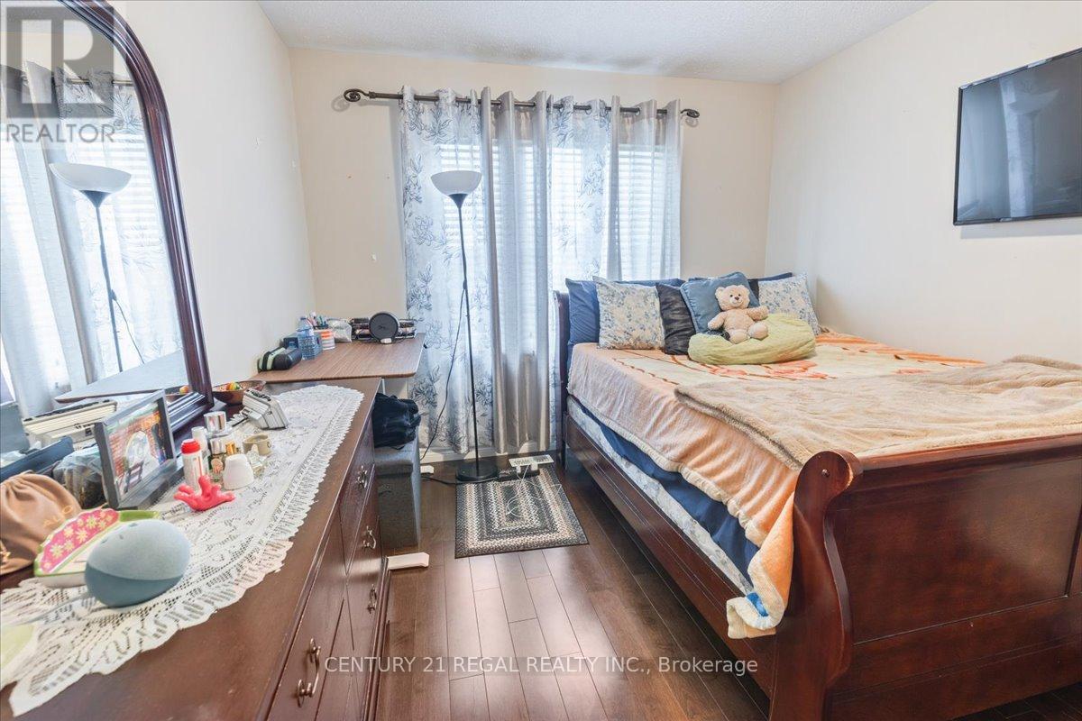 4 Parisian Road, Brampton, Ontario  L6P 2S8 - Photo 15 - W12355823
