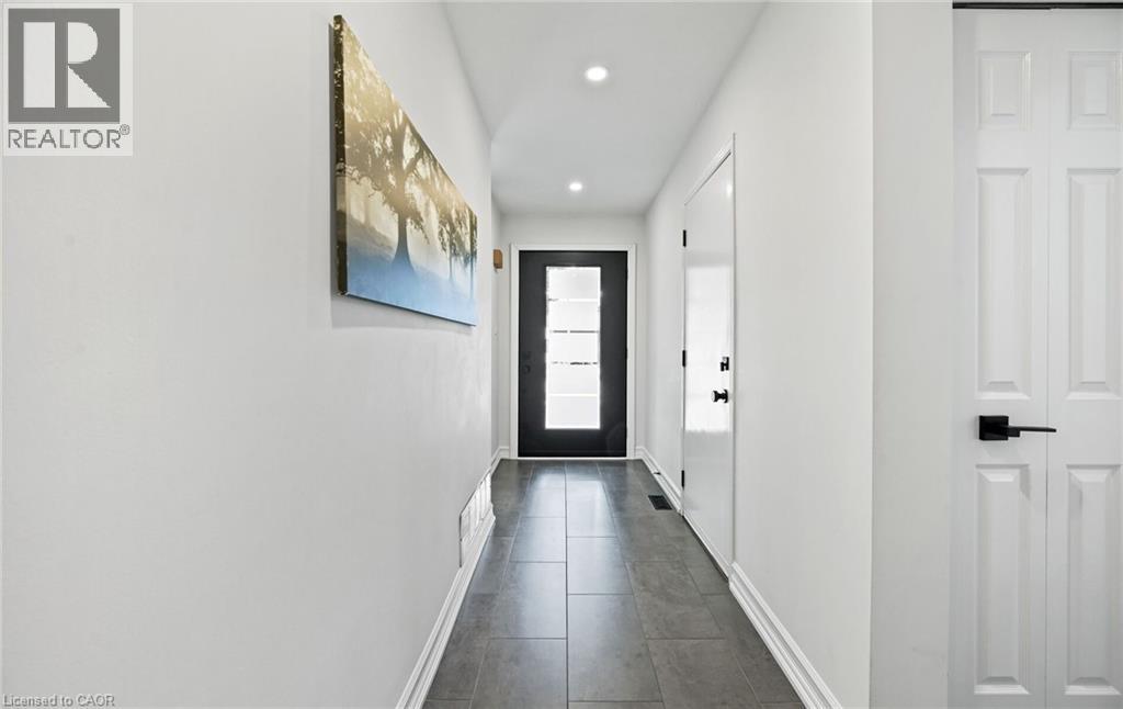 2048 Chrisdon Road, Burlington, Ontario  L7M 3W9 - Photo 2 - 40762253