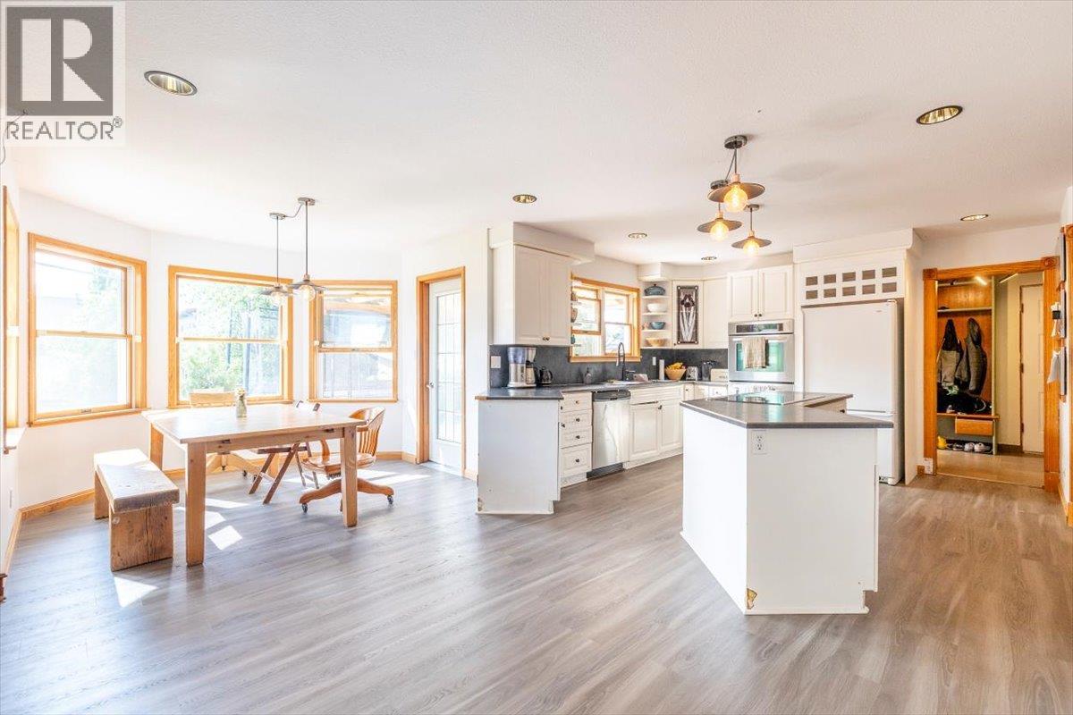 1102 12th Avenue, Fernie, British Columbia  V0B 1M0 - Photo 19 - 10352902