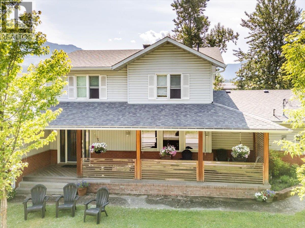 1102 12th Avenue, Fernie, British Columbia  V0B 1M0 - Photo 3 - 10352902