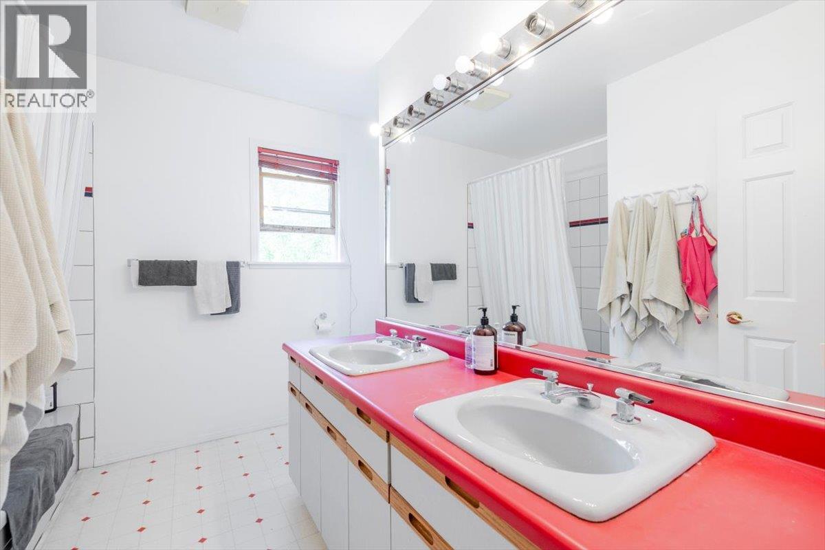 1102 12th Avenue, Fernie, British Columbia  V0B 1M0 - Photo 39 - 10352902