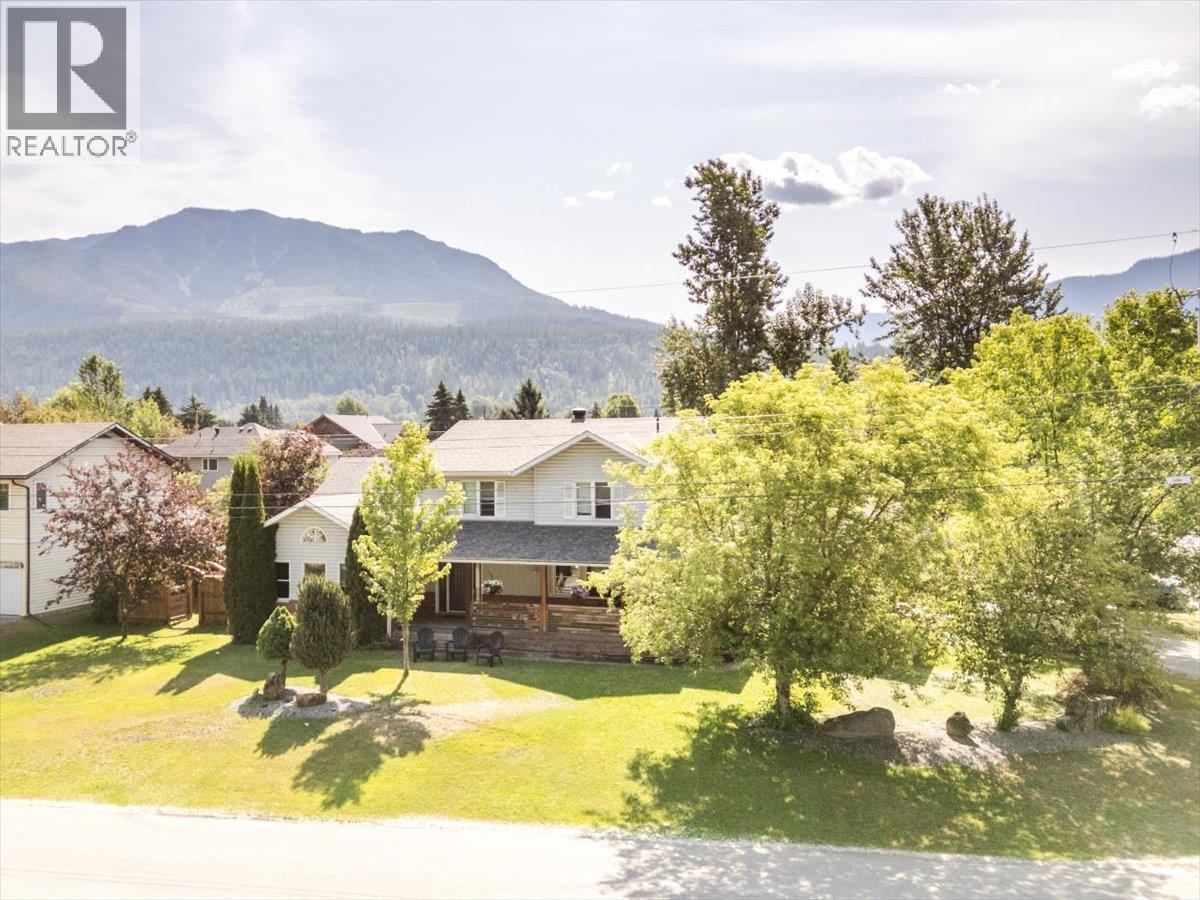 1102 12th Avenue, Fernie, British Columbia  V0B 1M0 - Photo 4 - 10352902
