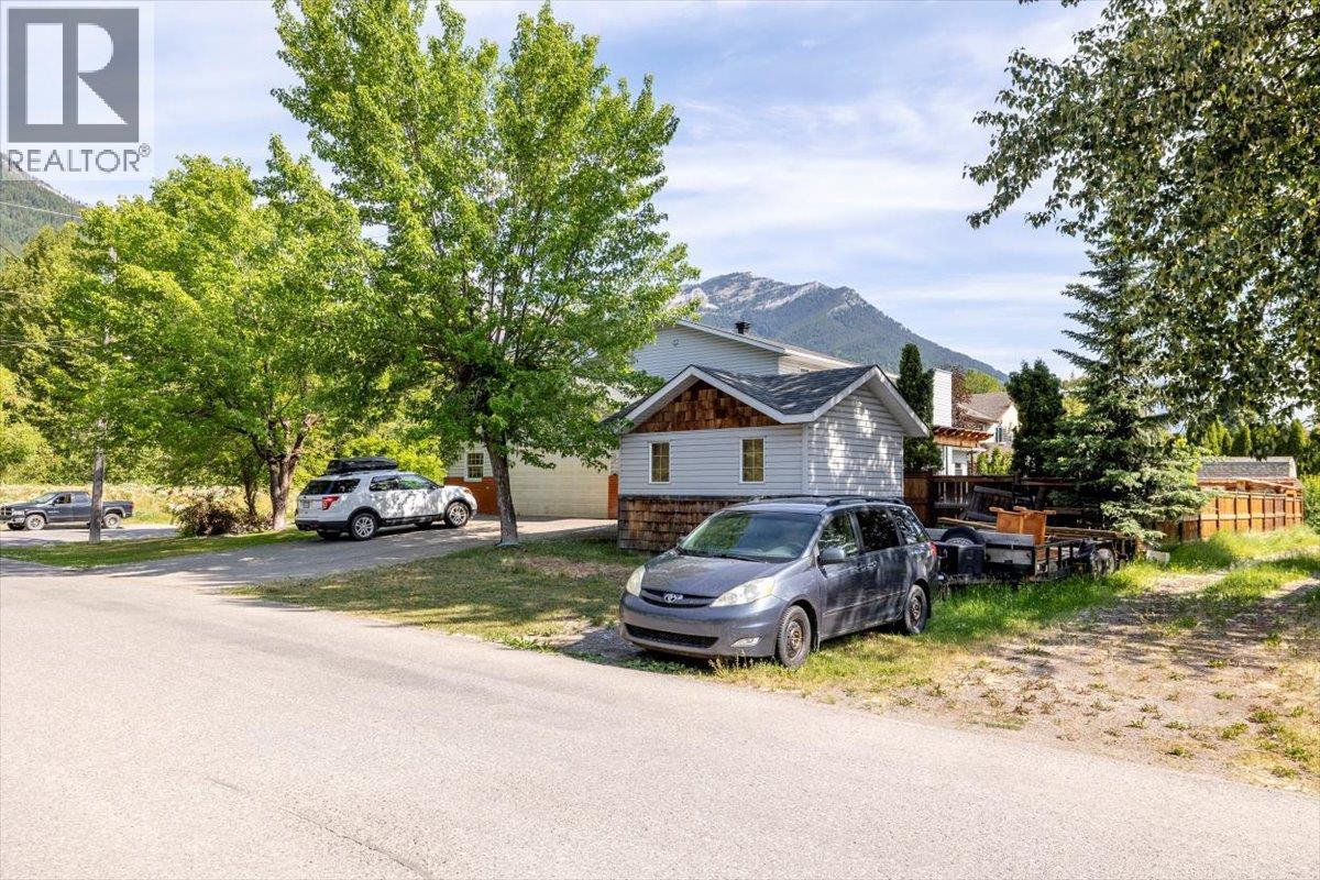 1102 12th Avenue, Fernie, British Columbia  V0B 1M0 - Photo 68 - 10352902