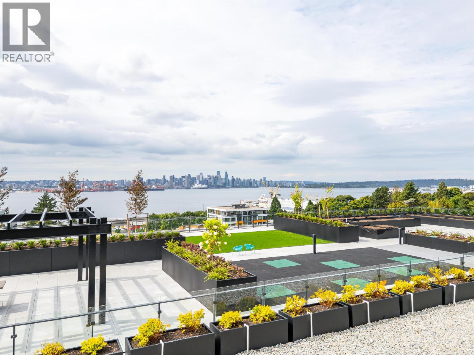 359 422 E 3RD STREET, North Vancouver, British Columbia