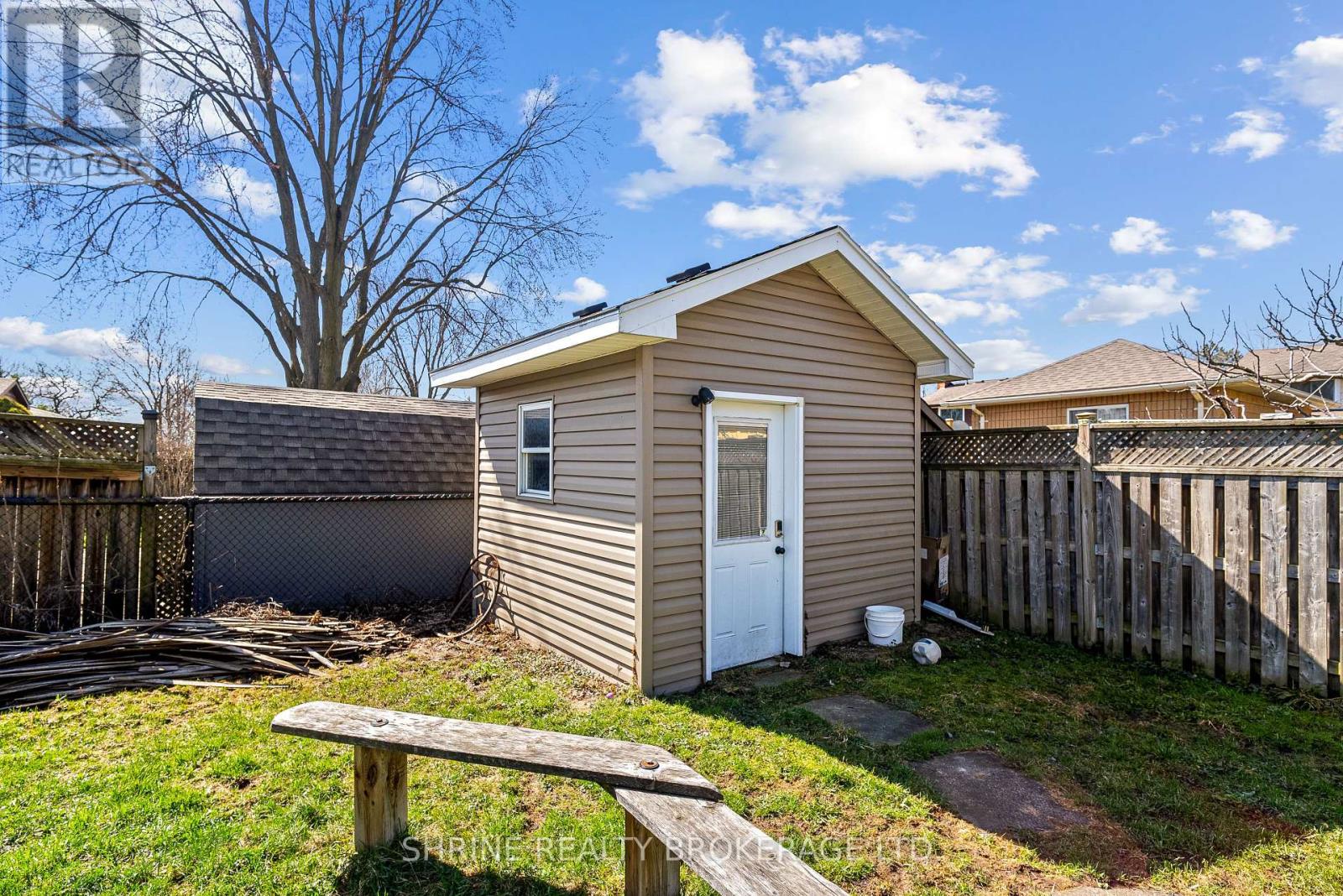 15 Garland Crescent, London East, Ontario  N5V 1N4 - Photo 46 - X12356017