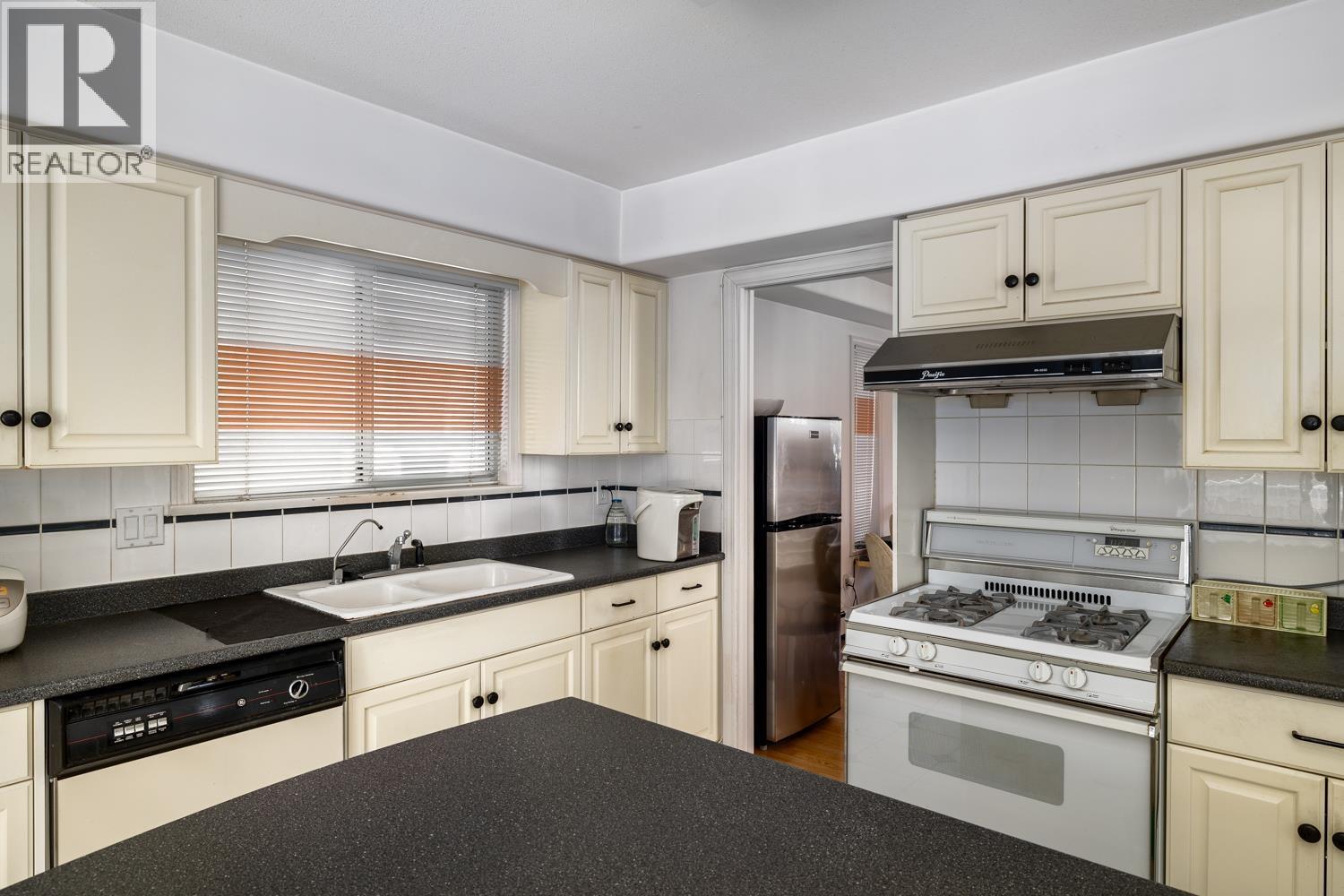 Property at 108 W 46 AVENUE image 5