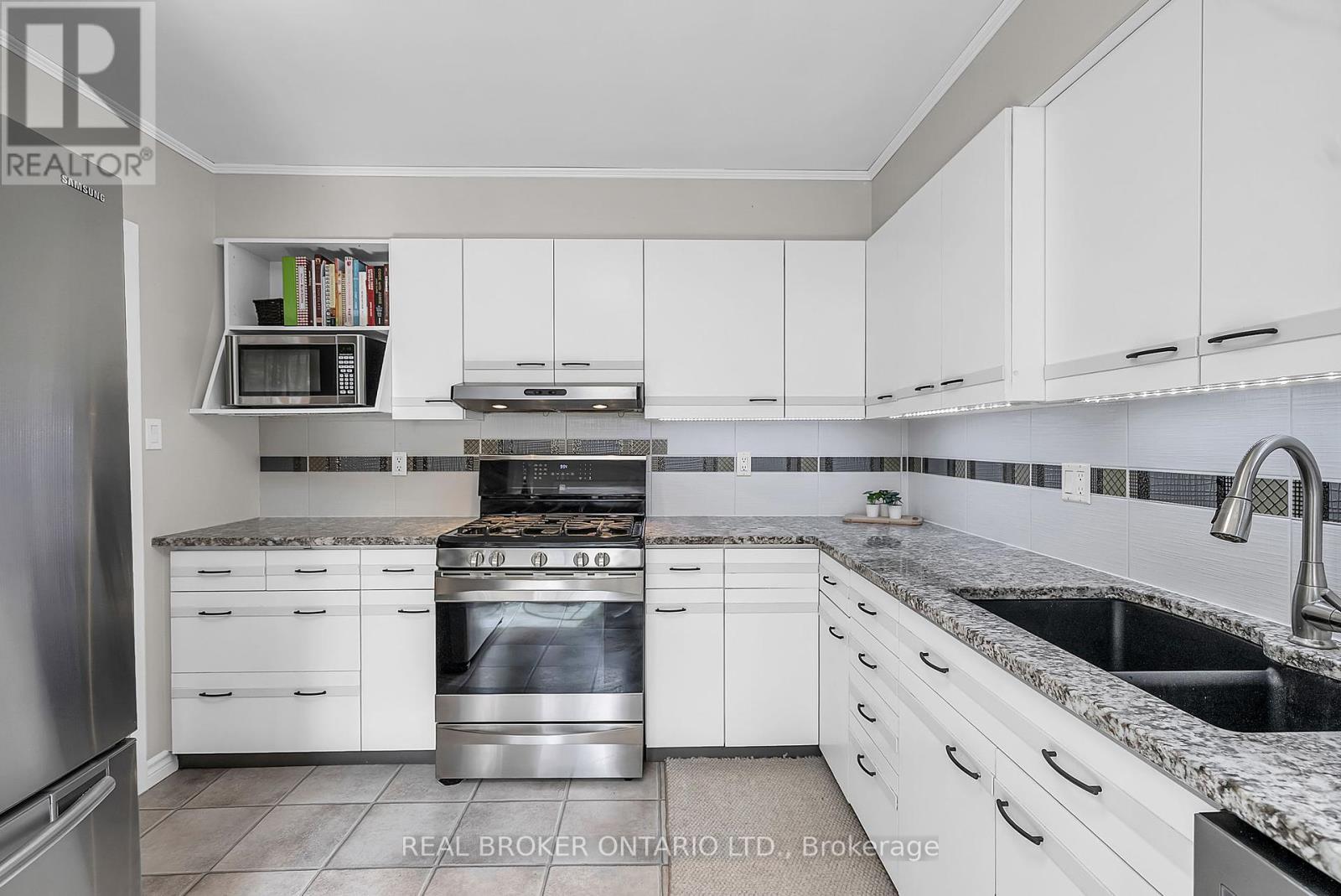 19 Sunset Drive, Augusta, Ontario  K0E 1T0 - Photo 7 - X12356108