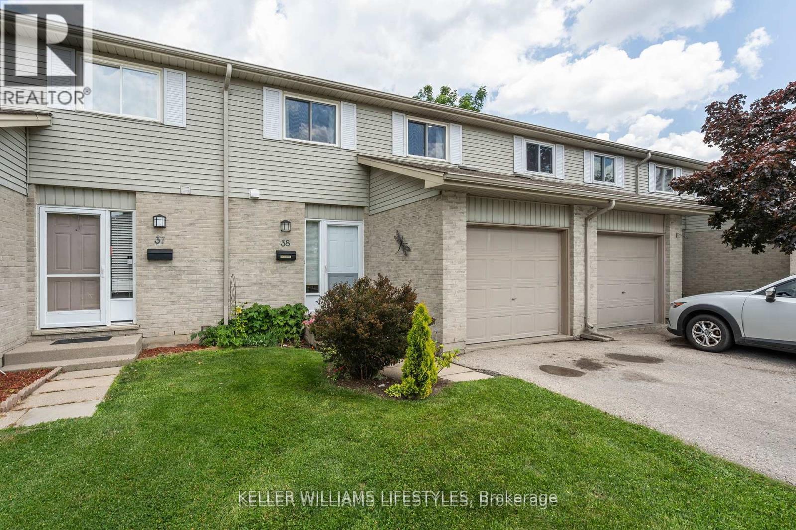 38 - 30 Clarendon Crescent, London South, Ontario  N6C 5Y2 - Photo 2 - X12356141