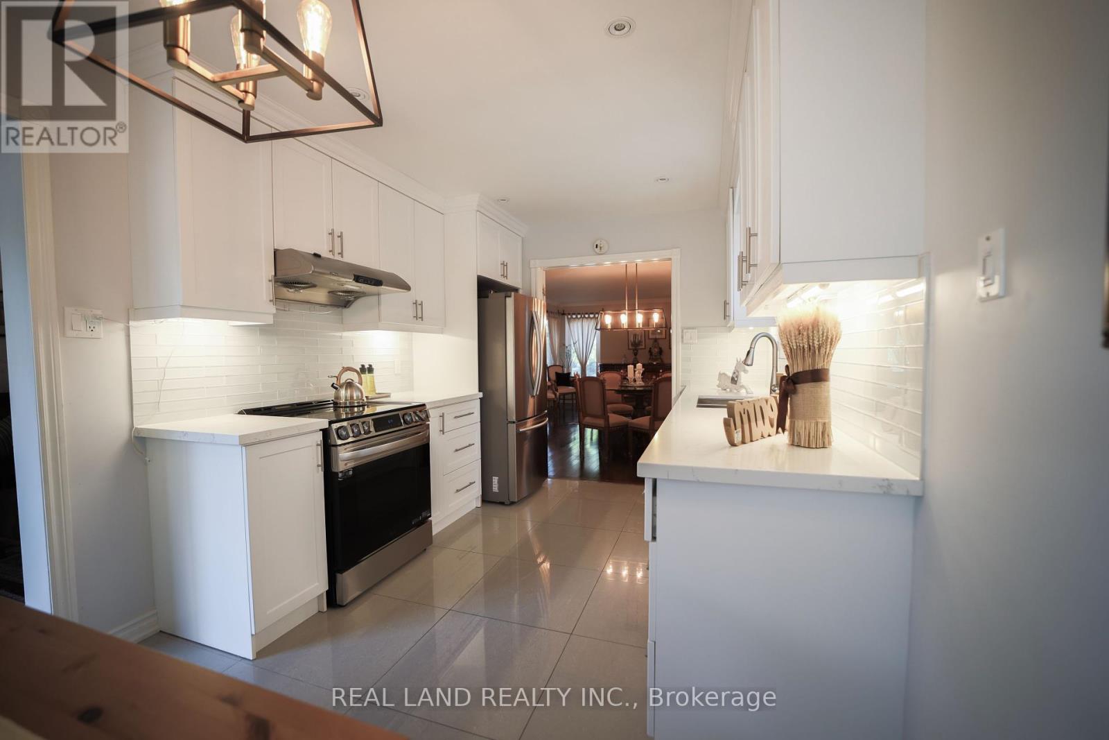 34 Lilac Avenue, Markham, Ontario  L3T 5K2 - Photo 8 - N12356115