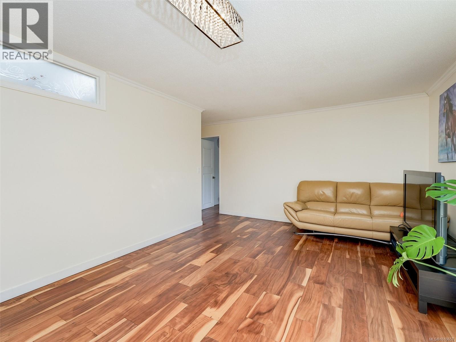 Property at 948 McKenzie Ave image 5