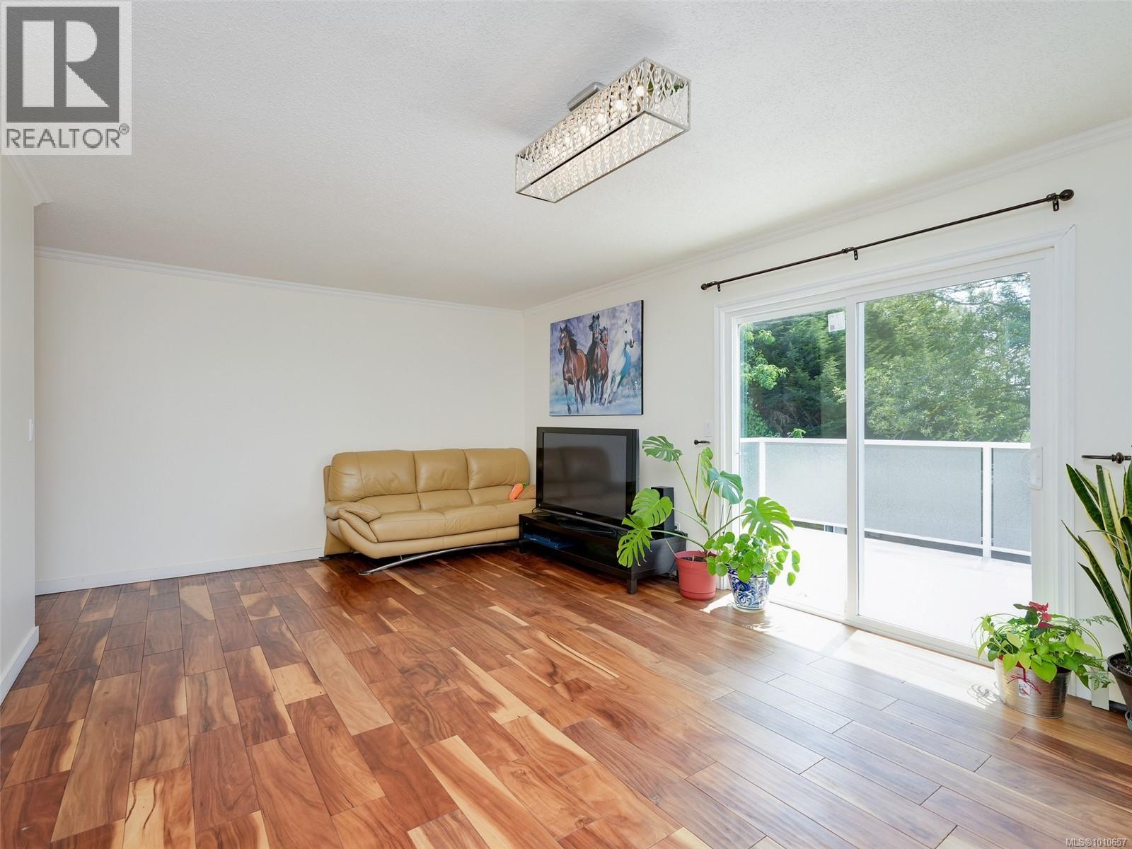 Property at 948 McKenzie Ave image 4