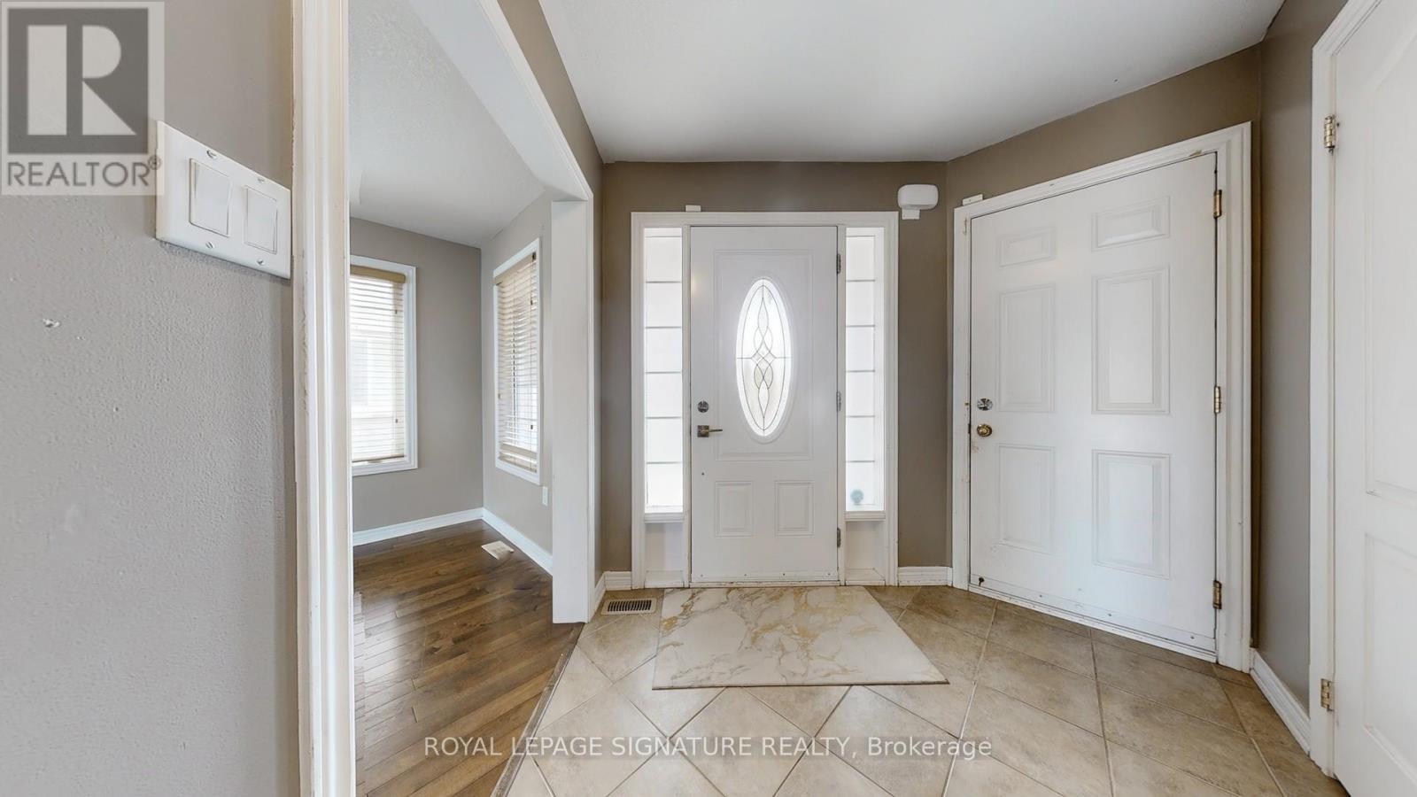 61 Buchanan Drive, New Tecumseth, Ontario  L6R 0A1 - Photo 5 - N12356239