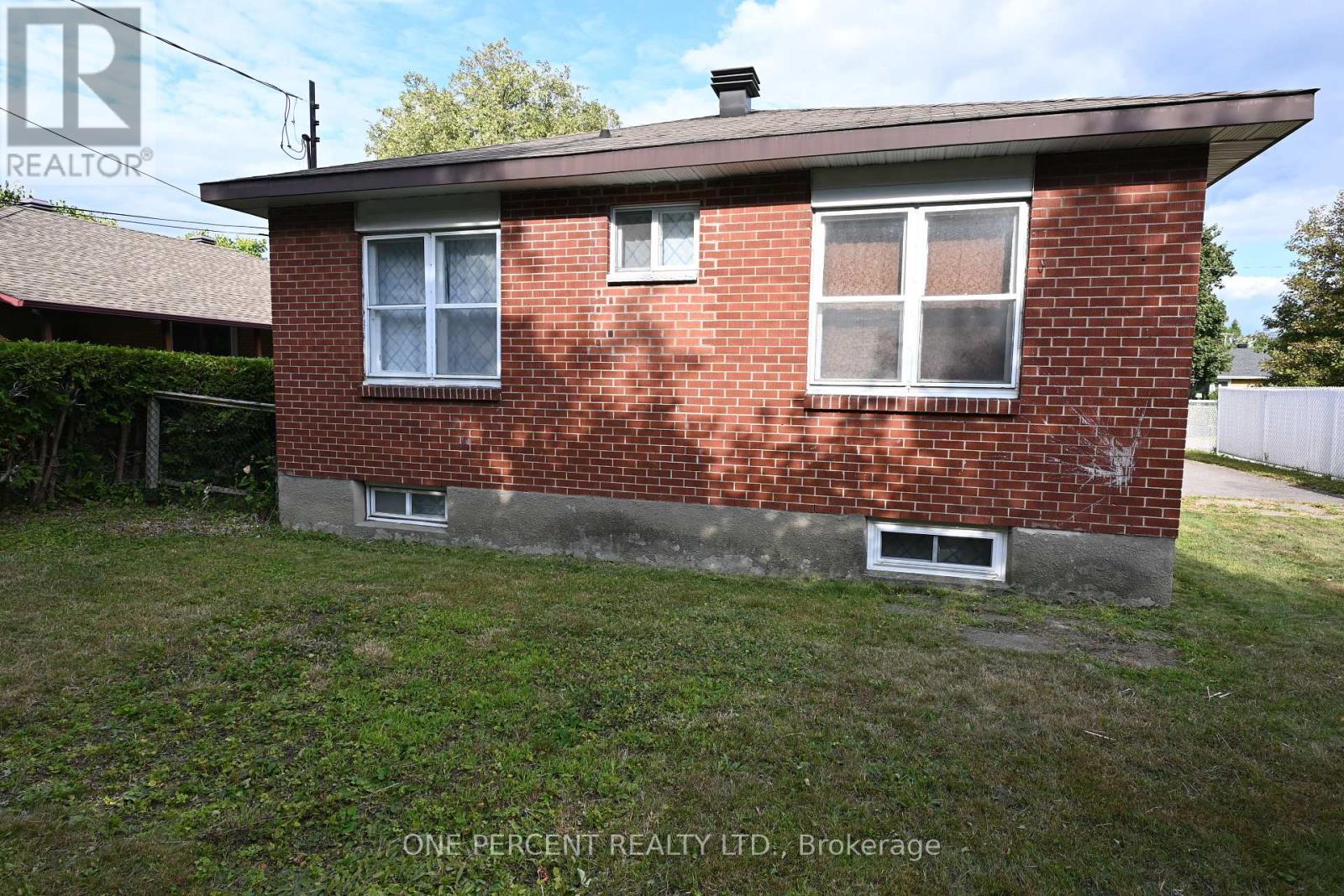 944 Eve Street, Ottawa, Ontario  K1K 3R4 - Photo 4 - X12356298