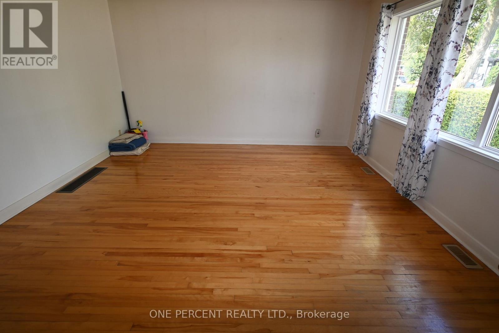 944 Eve Street, Ottawa, Ontario  K1K 3R4 - Photo 5 - X12356298