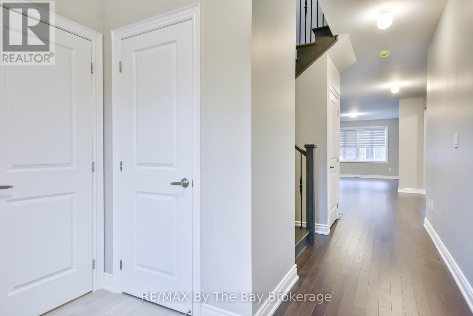 21 Amber Drive, Wasaga Beach, Ontario  L9Z 0R9 - Photo 4 - S12356333