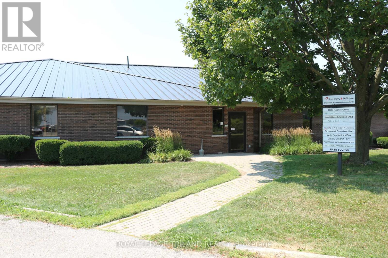 15 Barrie Boulevard, St. Thomas, Ontario  N5P 4B9 - Photo 2 - X12356468