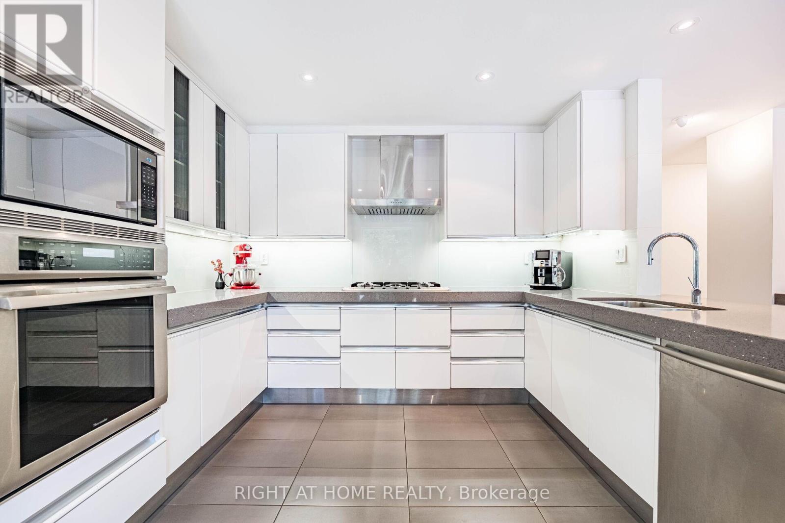 1 Friars Lane, Toronto (Princess-Rosethorn), Ontario  M9A 1T6 - Photo 17 - W12356381