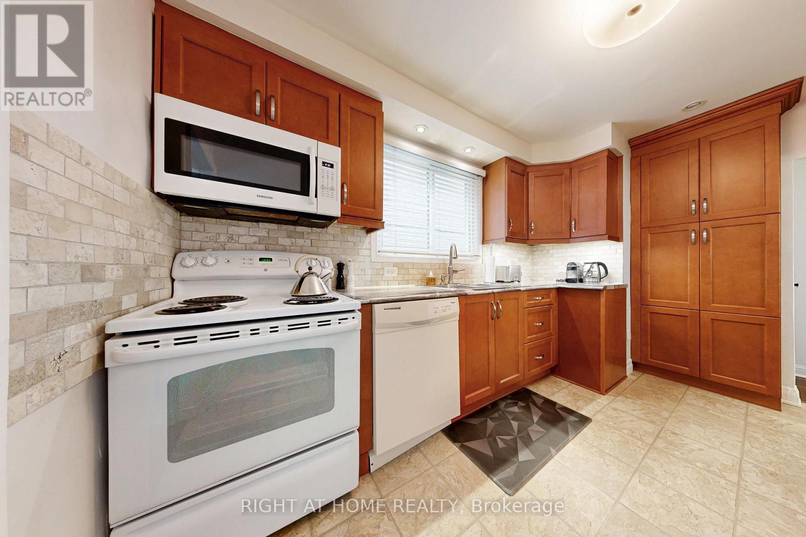 66 Cliveden Avenue, Toronto (Stonegate-Queensway), Ontario  M8Z 3N1 - Photo 12 - W12356415